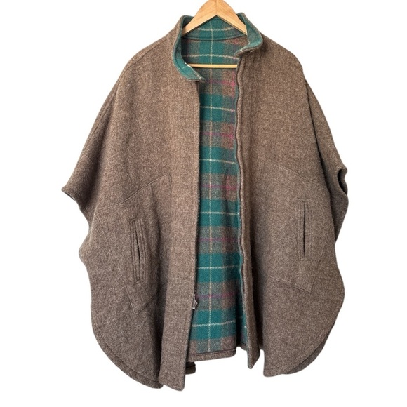 Vintage WOOLRICH WOMAN Wool Blend Plaid Zip up Reversible Cape/Poncho. One Size. - Picture 4 of 8